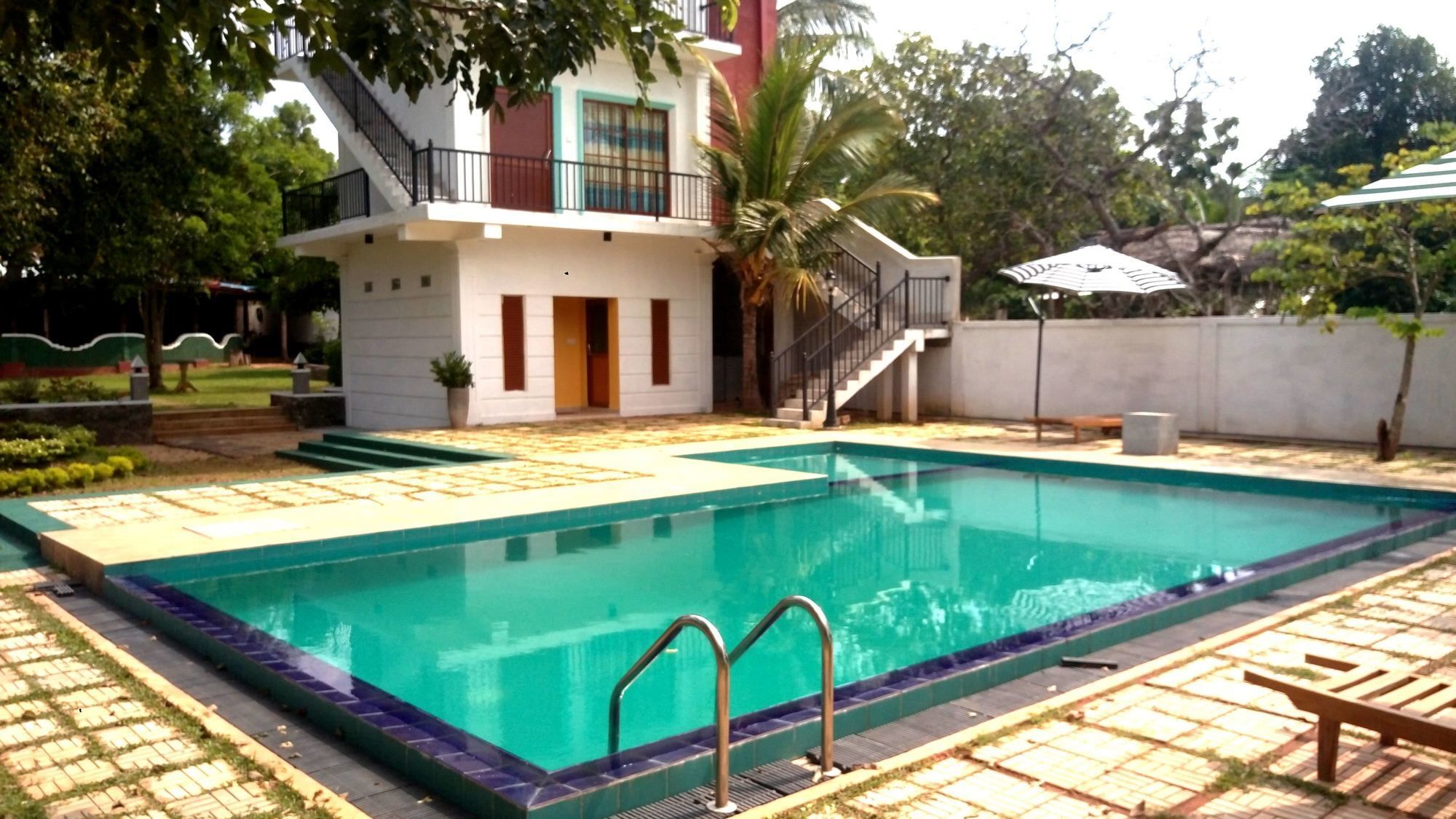 Layathraa Lake View Resort Dambulla Exterior photo