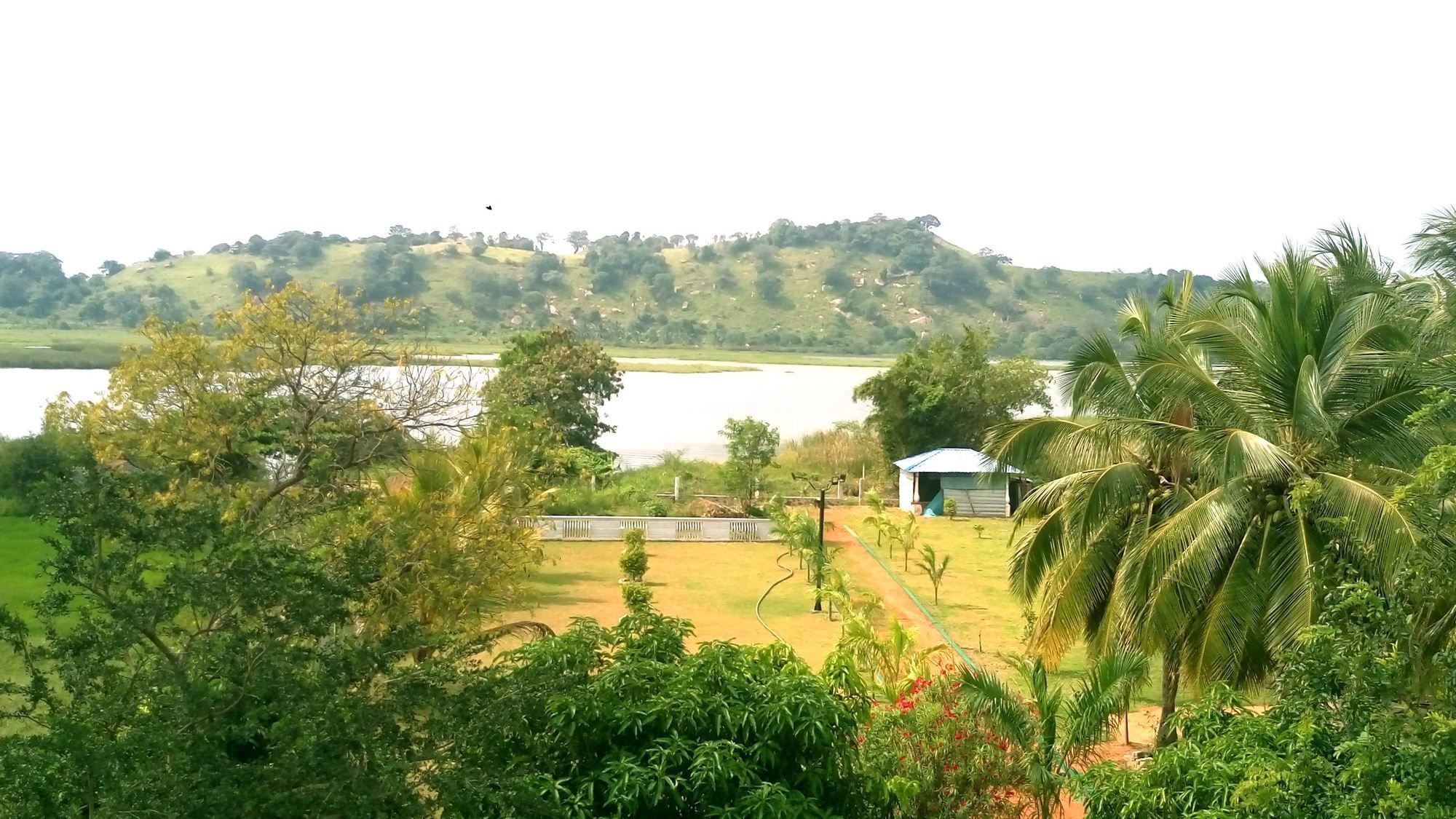 Layathraa Lake View Resort Dambulla Exterior photo