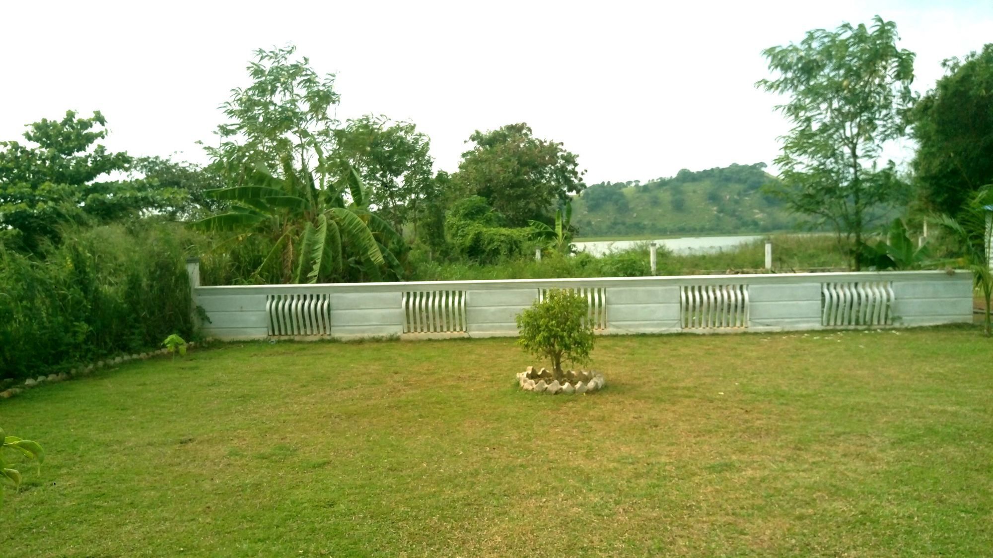 Layathraa Lake View Resort Dambulla Exterior photo